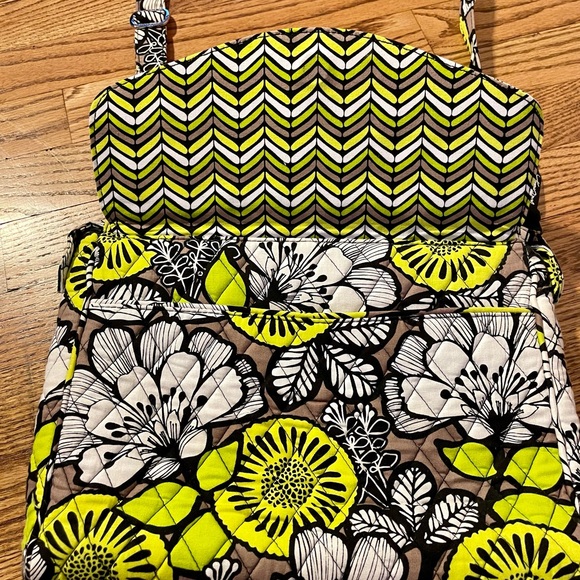 Vera Bradley Tablet Hipster Citron 10x12x2”
Lime Black White Floral Cross Body - Picture 3 of 10